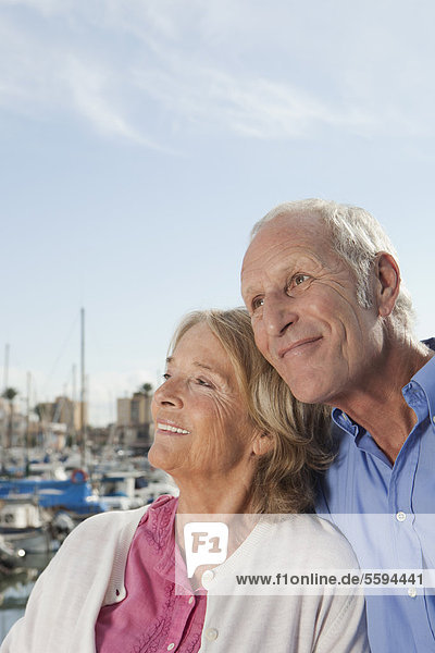 Spanien  Mallorca  Palma  Seniorenpaar im Hafen  lächelnd
