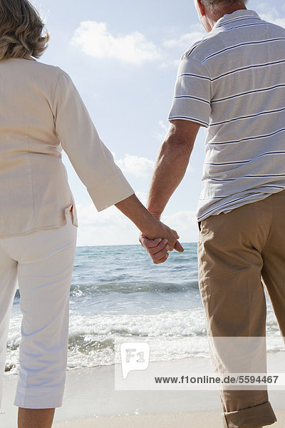 Spanien  Mallorca  Seniorenpaar mit Blick auf den Strand