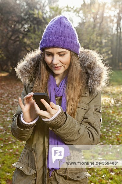 Mittlere erwachsene Frau mit Handy