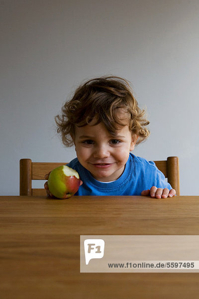 Kleiner Junge mit Apfel