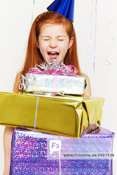 Screaming Mädchen mit Stapel von Geburtstagsgeschenken