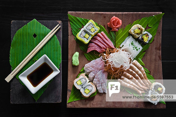Schale mit Sashimi und Sushi-Rollen
