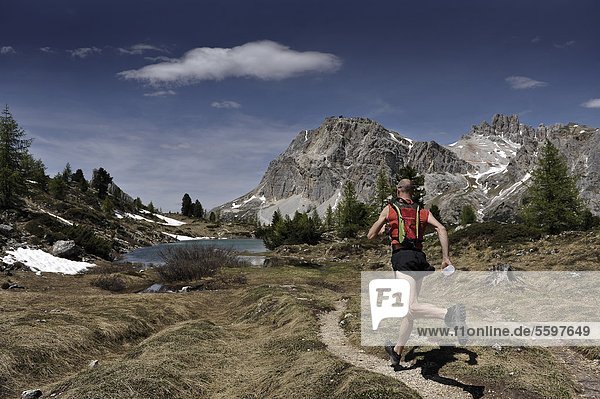 Jogger in den Dolomiten  Südtirol  Italien