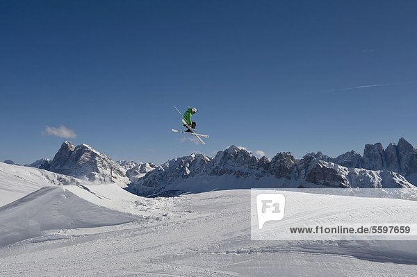 Skifahrer schwebt in der Luft  Dolomiten  Südtirol  Italien
