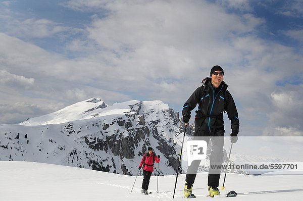 Zwei Skibergsteiger in den winterlichen Dolomiten  Italien