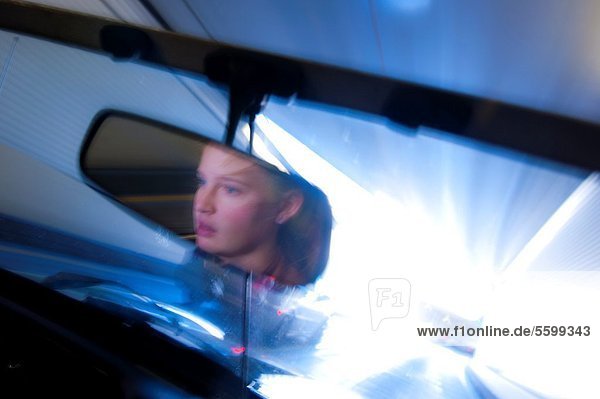 Frau  Auto  Tunnel  fahren  Spiegelung  jung  Spiegel  Sport
