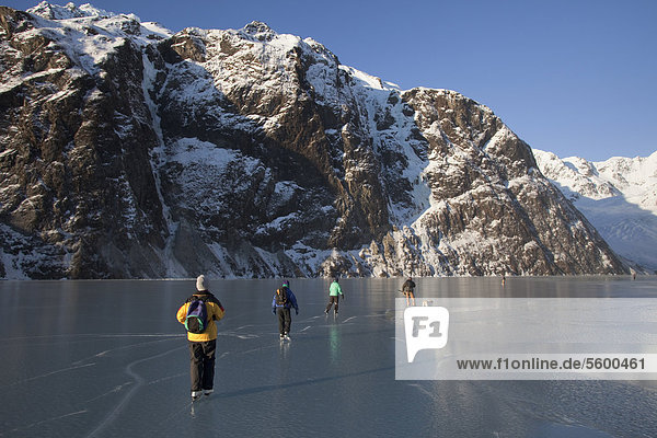 Gruppe der Eisläufer auf Satteltasche See  Chugach Mountains in der Nähe von Cordova  South Central Alaska  Winter