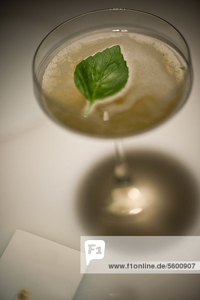 Nahaufnahme des Minzblattes im Cocktail