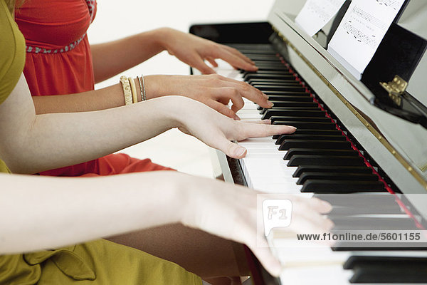 Zusammenhalt  Jugendlicher  Klavier  Mädchen  spielen