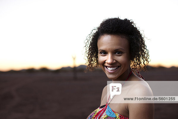 Frau  lächeln  Landschaft  Wüste
