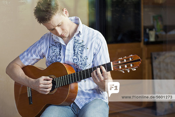 Mann  Zimmer  Gitarre  Wohnzimmer  spielen