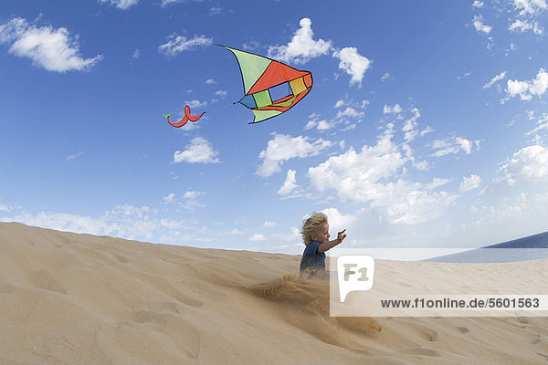 fliegen  fliegt  fliegend  Flug  Flüge  Junge - Person  Sand  Düne
