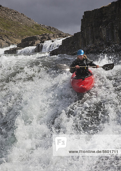 Mann Felsen über Kanu Wasserfall