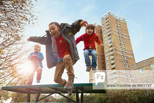 Kinder springen vor Freude im Park