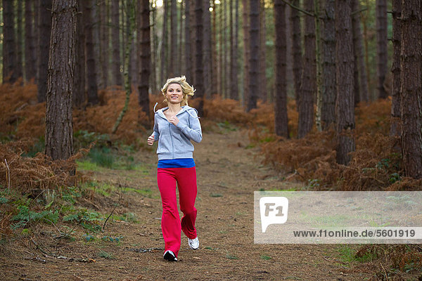 Laubwald  Frau  lächeln  rennen