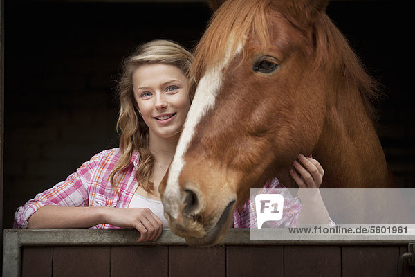 Pferdestall  Jugendlicher  Mädchen