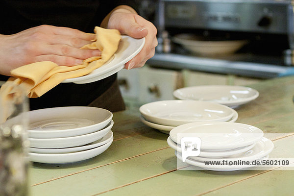 Händetrocknen von Geschirr in der Küche