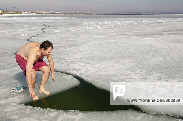 Eisschwimmen im gefrorenen Schwarzen Meer  ein seltenes Phänomen  das zuletzt 1977 auftrat  Odessa  Ukraine  Osteuropa  Europa