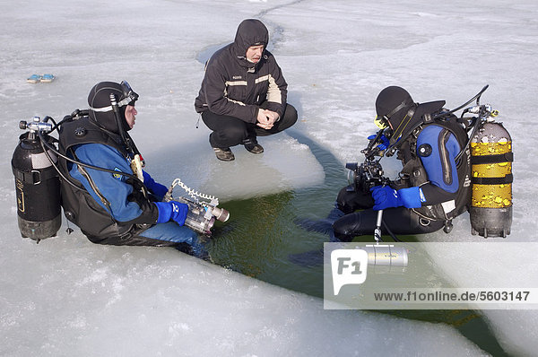 Vorbereitungen für das Tauchen unter dem Eis,  Eistauchen im gefrorenen Schwarzen Meer,  ein seltenes Phänomen,  das zuletzt 1977 auftrat,  Odessa,  Ukraine,  Osteuropa,  Europa