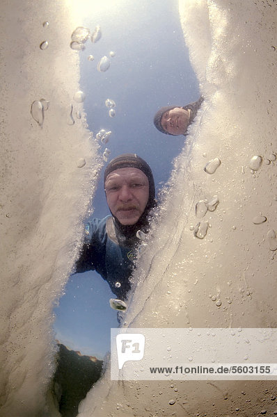 Vorbereitungen für das Tauchen unter dem Eis, Eistauchen im gefrorenen Schwarzen Meer, ein seltenes Phänomen, das zuletzt 1977 auftrat, Odessa, Ukraine, Osteuropa, Europa