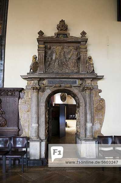 Reich geschmücktes Portal in der Oberen Rathaushalle  Festsaal im historischen Rathaus  UNESCO-Weltkulturerbe  Bremen  Deutschland  Europa