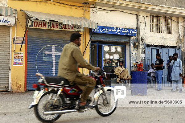 Straßenszene im christlichen Viertel Youhanabad  Lahore  Punjab  Pakistan  Asien