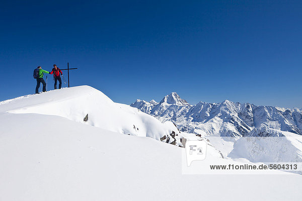 Zwei Bergsteiger geben sich am Gipfel die Hand  Skitour Torrenthorn  Leukerbad  Wallis  Schweiz  Europa