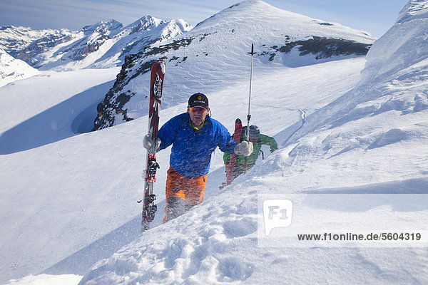 Zwei Bergsteiger auf Skitour  Aufstieg zum Schneejoch  Wildstrubelgebiet  Wallis  Schweiz  Europa