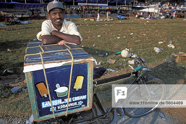 Eisverkäufer  Pooram Fest  Aratthapuzha Pooram  bei Thrissur  Kerala  Südindien  Indien  Asien