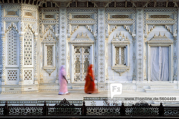 Frauen in farbigen Saris  Marmor-Grabmal der Scindia-Dynastie  Shivpuri  Madhya Pradesh  Nordindien  Indien  Asien