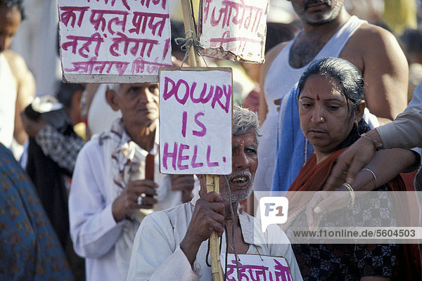 Demonstration und Protest gegen Mitgift oder Dowry  New Delhi  Indien  Asien