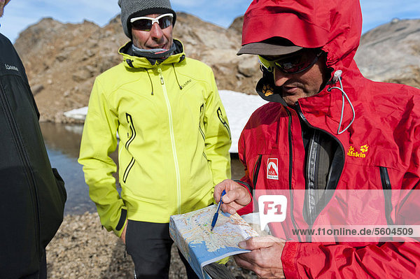 Wanderer mit Wanderkarte  Halbinsel Ammassalik  Ostgrönland  Grönland