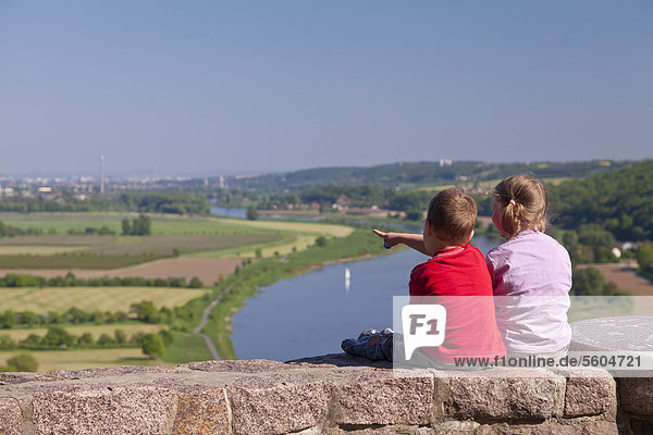 Zwei Kinder blicken von der Boselspitze ins Elbtal  Elbe mit Sörnewitz  Brockwitz und Coswig  Sachsen  Deutschland  Europa