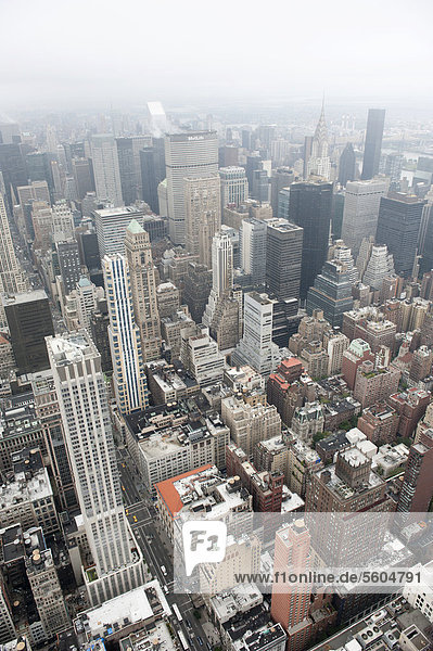 Metropole  Häusermeer  Blick vom Empire State Building auf die Hochhäuser von Midtown bei Nebel  Wolkenkratzer  Manhattan  New York City  USA  Nordamerika  Amerika