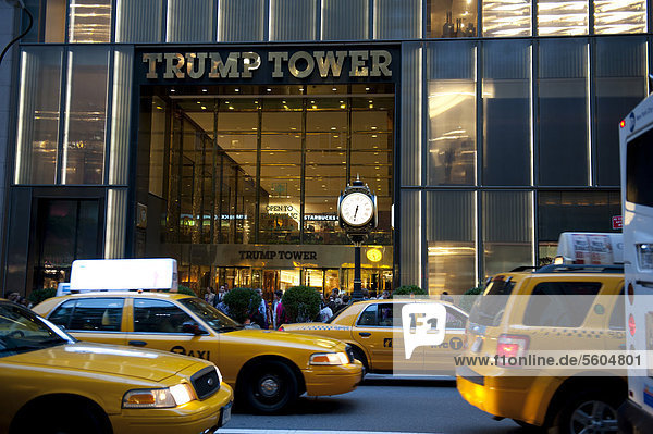 Verkehr bei Dämmerung  gelbe Taxis  Yellow Cabs  vor dem Eingang zum Trump Tower  5th Avenue  Midtown  Manhattan  New York City  USA  Nordamerika  Amerika