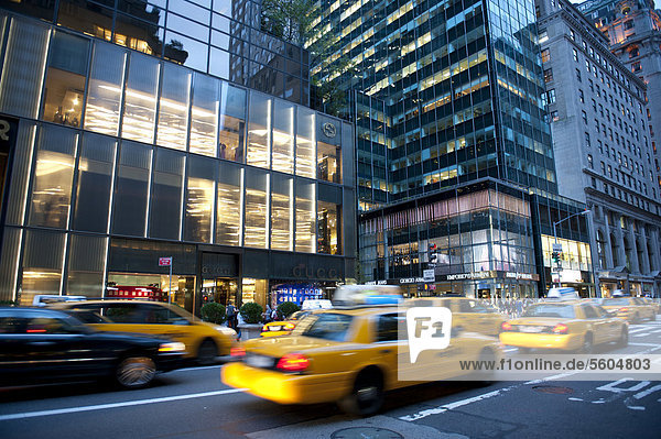 Verkehr bei Dämmerung  gelbe Taxis  Yellow Cabs  Geschäfte von Gucci und Armani  5th Avenue  Midtown  Manhattan  New York City  USA  Nordamerika  Amerika