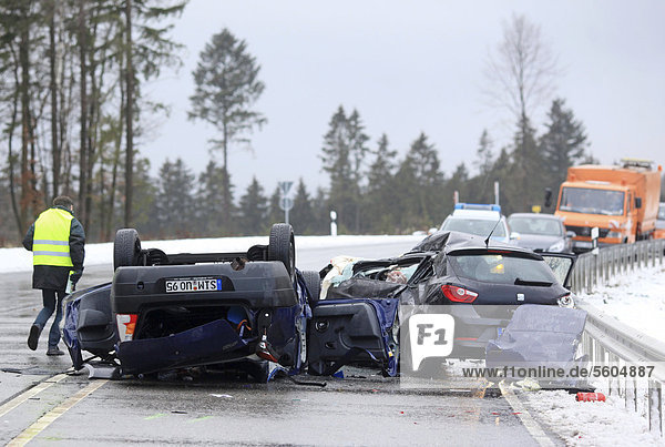Zwei total zerstörte PKW nach einem tödlichen Unfall bei Schneeglätte auf der Bundesstraße 327  Buchholz  Rheinland-Pfalz  Deutschland  Europa