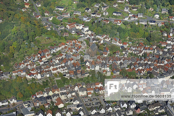 Luftbild von Biedenkopf mit evangelisch-lutherischen Kirche und Lahntal  Hinterland  Kreis Marburg-Biedenkopf  Hessen  Deutschland  Europa