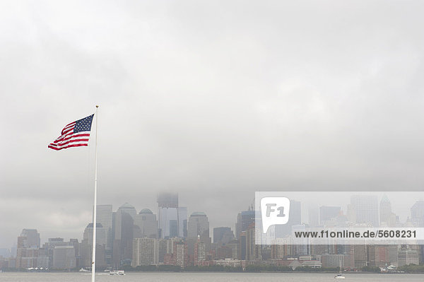 Vereinigte Staaten von Amerika USA Skyline Skylines Nebel Insel New York City Ansicht