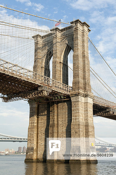 Mächtiger Brückenpfeiler  Hängebrücke  Blick von Manhattan auf die Brooklyn Bridge  Two Bridges District  East River  New York City  USA  Nordamerika  Amerika