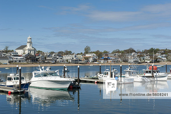 Blick vom Pier auf Boote und Stadt  Provincetown  Cape Cod  Massachusetts  USA  Nordamerika  Amerika