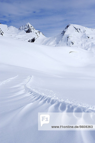 Schneeverwehung auf dem Panoramaweg Sennhütte-Schnydi  Leukerbad  Wallis  Schweiz  Europa