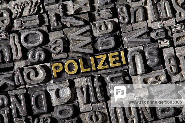 Alte Bleilettern bilden das Wort Polizei