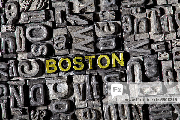 Alte Bleilettern bilden das Wort Boston