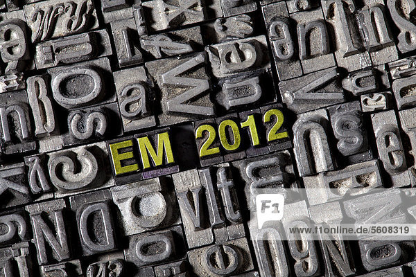 Alte Bleilettern bilden den Begriff EM 2012