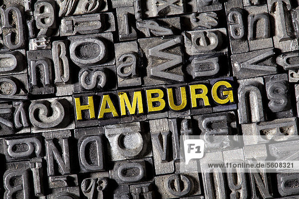Alte Bleilettern bilden das Wort Hamburg