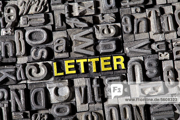 Alte Bleilettern bilden das Wort Letter