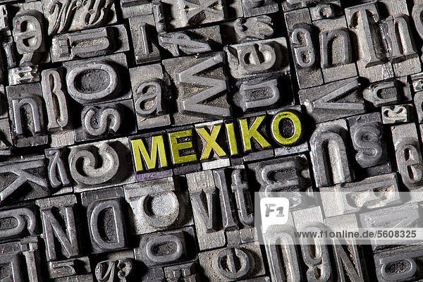 Alte Bleilettern bilden das Wort Mexiko