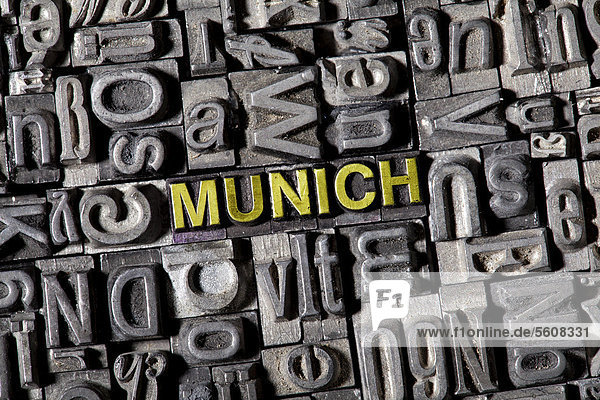 Alte Bleilettern bilden das Wort Munich