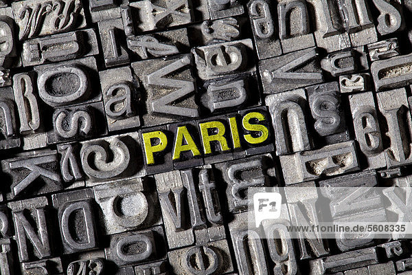 Alte Bleilettern bilden das Wort Paris